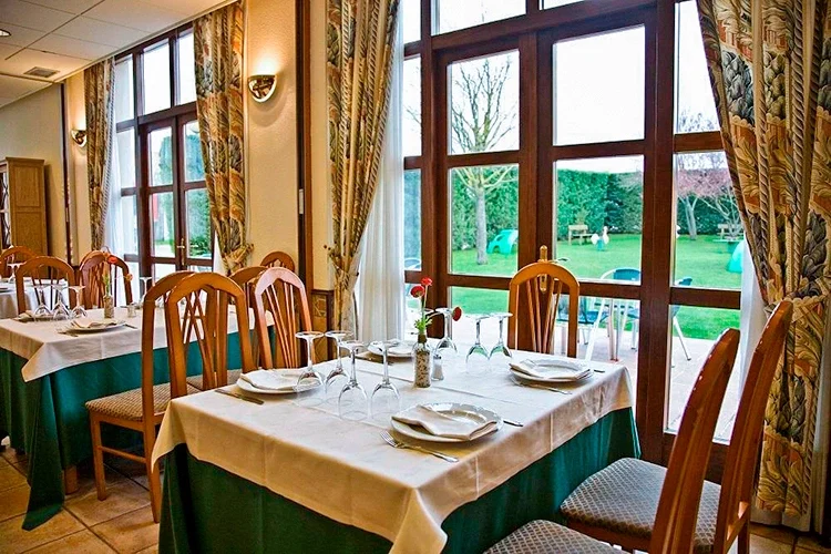 mesas-del-restaurante-con-vistas-al-parque.webp