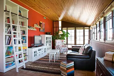salon con libreria del hotel ekai m
